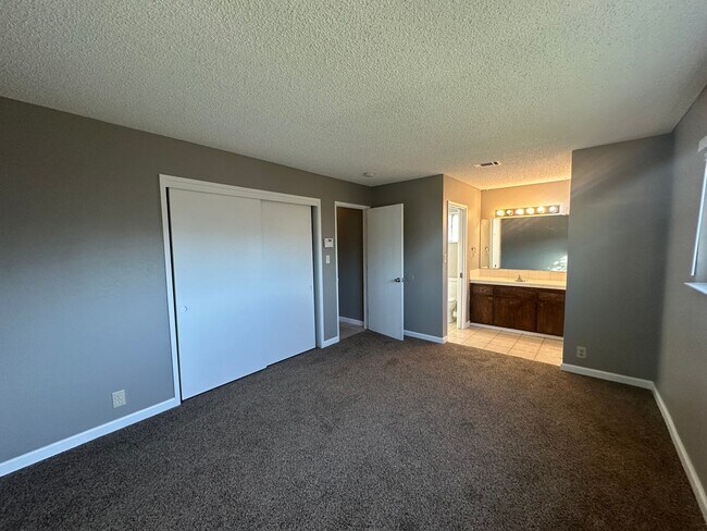 Building Photo - 1175 E Edison St