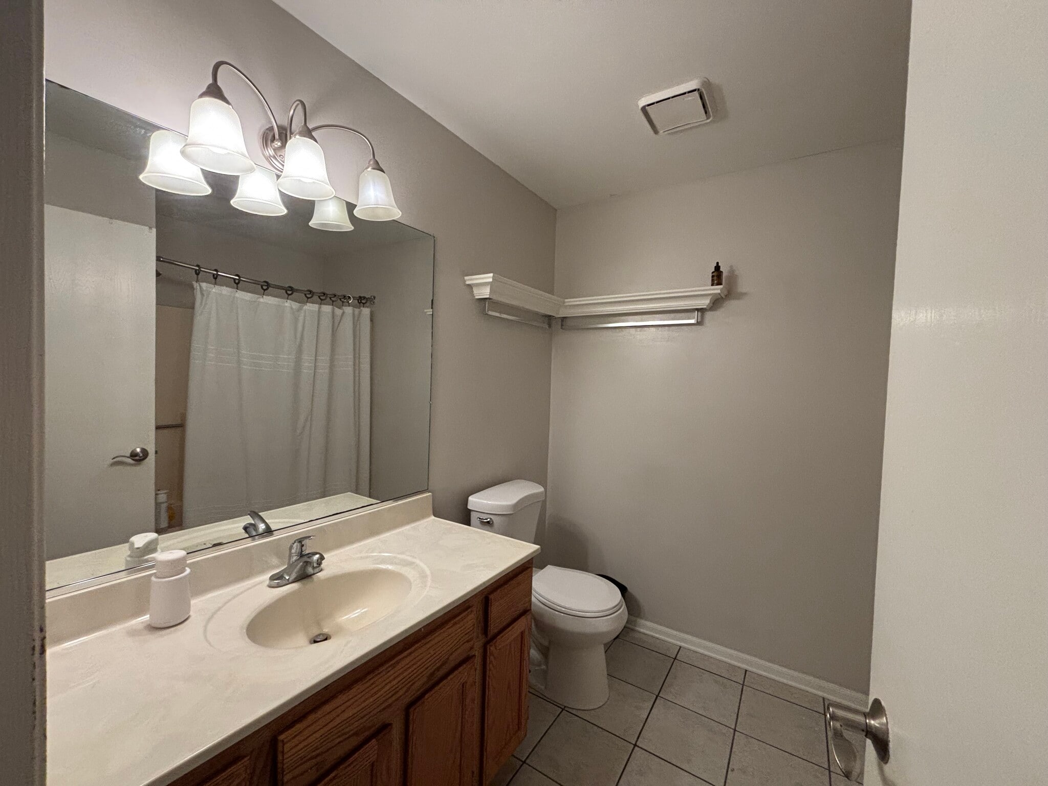 Building Photo - 300 Woodridge Cir