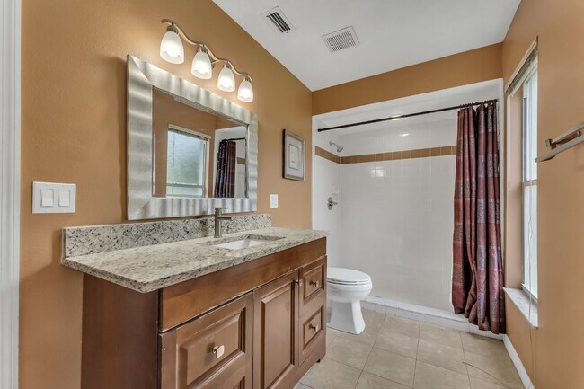 Building Photo - Spacious 6-bedroom, 3-bathroom and pool Tu...