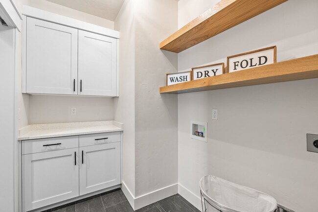 Building Photo - 2460 W Iron Coop St