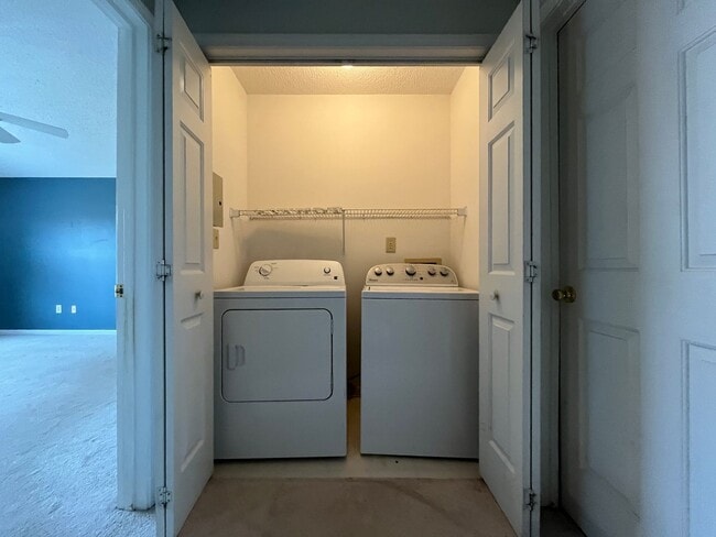 Building Photo - Spacious 3/3 Available For Move In Now