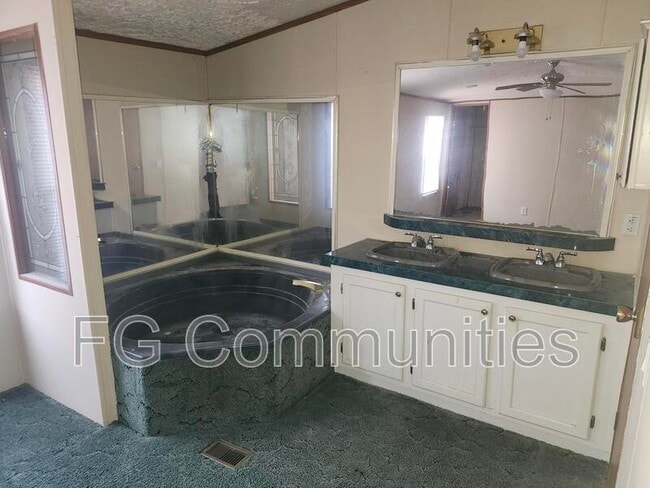 Building Photo - 2015 Keith Ln