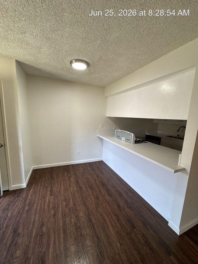 Building Photo - Upstairs unit MOVE IN READY!
