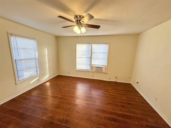 Building Photo - 1326 W Shepherd St