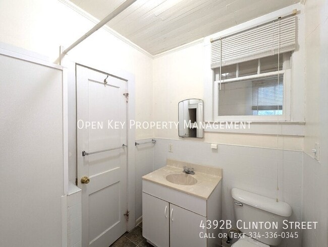 Building Photo - 4392 B Clinton St