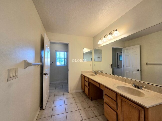 Building Photo - Spacious 4-Bedroom Home Available Now at P...