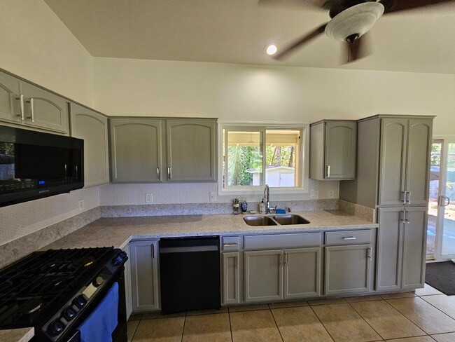 Building Photo - 15-1817-1817 14th Ave