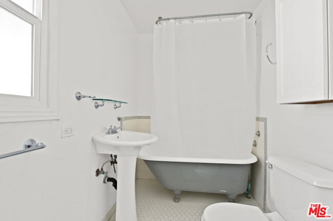 Building Photo - 1394 Edgecliffe Dr