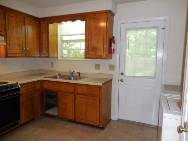 Building Photo - Conroy Avenue-311