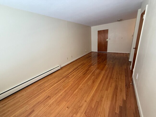 Building Photo - Beautifully-Maintained 1-Bedroom & Centrally Located to Everything You Need!