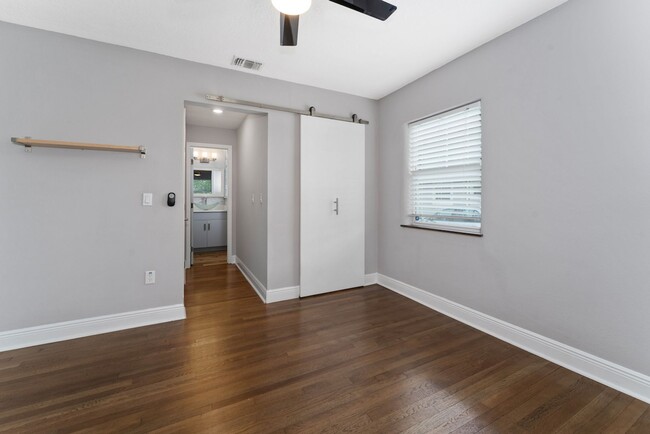 Building Photo - Charming and Updated 2/2 Home in Colonial ...