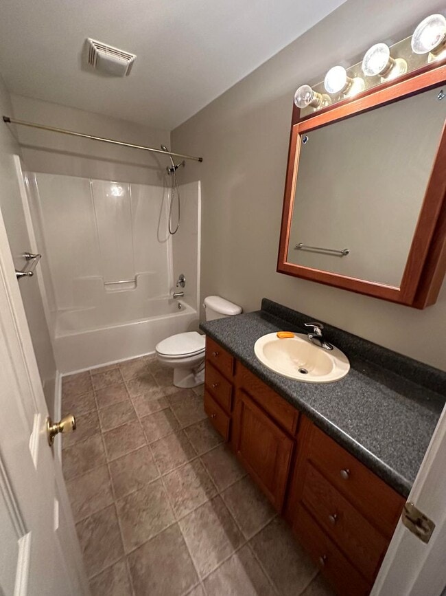Building Photo - Get your lake therapy on, with this 3br 1ba close to the lake!
