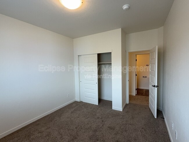 Building Photo - 250 Sasha St