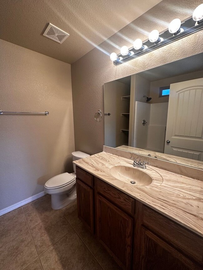 Building Photo - 4 Bedroom 2 Bathroom Home