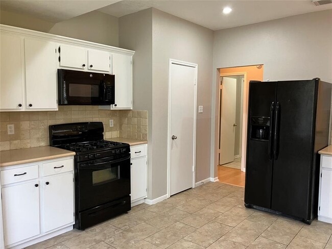 Building Photo - 1827 Oak Ridge Dr
