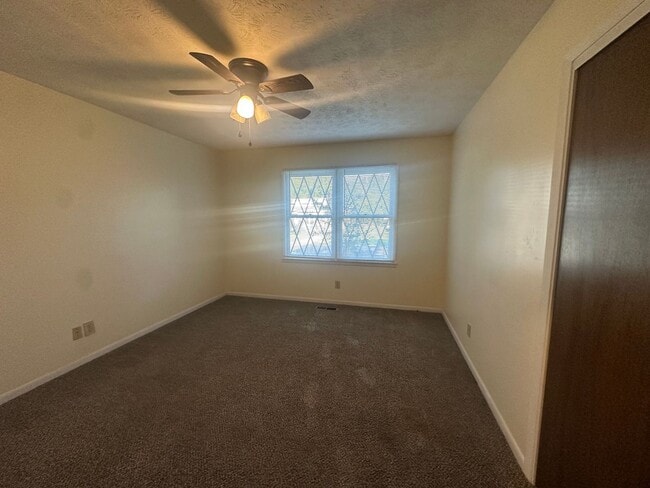 Building Photo - Charming 3 Bedroom, 2 Bathroom Home in Lenlock!