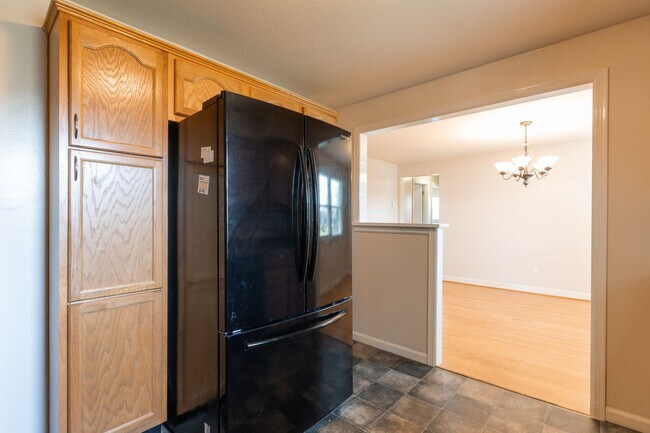 Building Photo - Welcome to this charming 3-bedroom, 2 full...