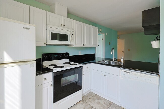 Building Photo - 1 Bed / 1 Bath Condo Near Cowles Mountain – Move-In Special!