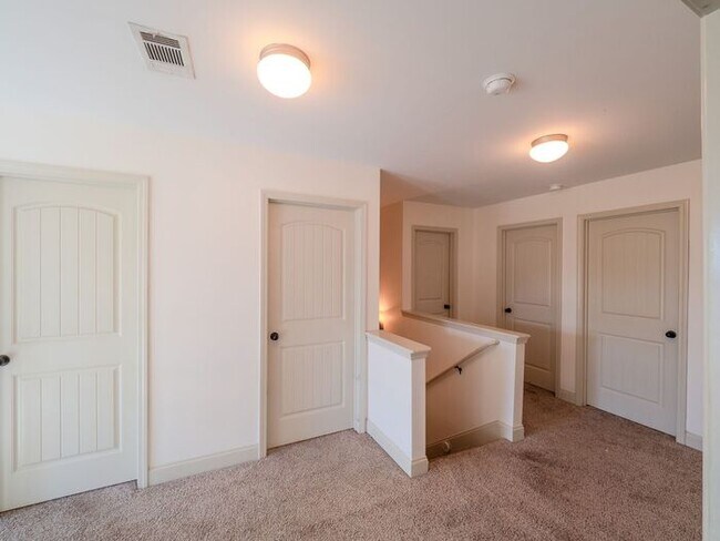 Building Photo - 512 Watercourse Way