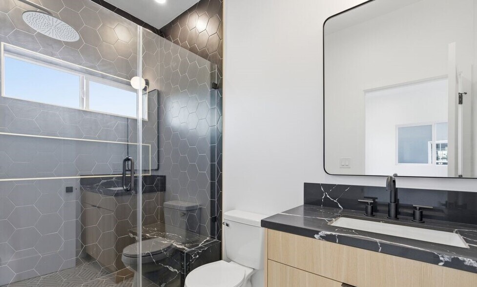 Building Photo - 2835 S Redondo Blvd