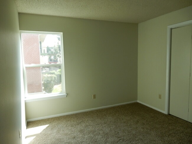 Building Photo - LOVELY spacious 2 bed/2 bath Westminster condo