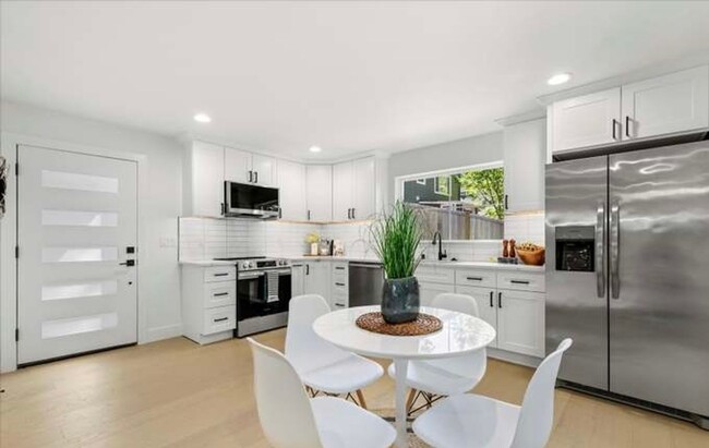 Building Photo - Maple Leaf 2-Bedroom Plus Office