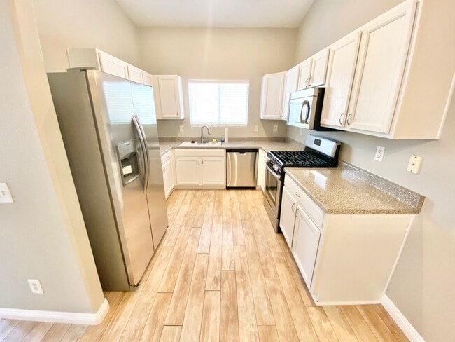 Building Photo - Spacious 2-bedroom corner unit with vaulted ceilings and open floorplan near Summerlin