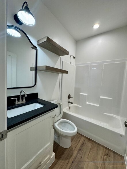 Building Photo - 704 Hornady St