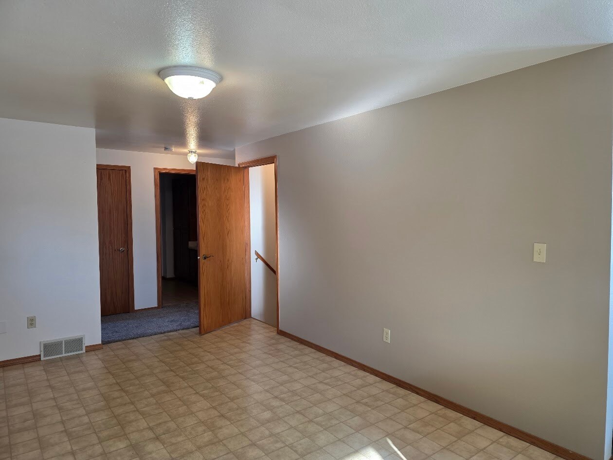 Building Photo - 722 Goldfinch Ln