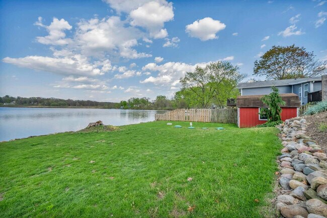 Building Photo - 829 Portage Lakes Drive