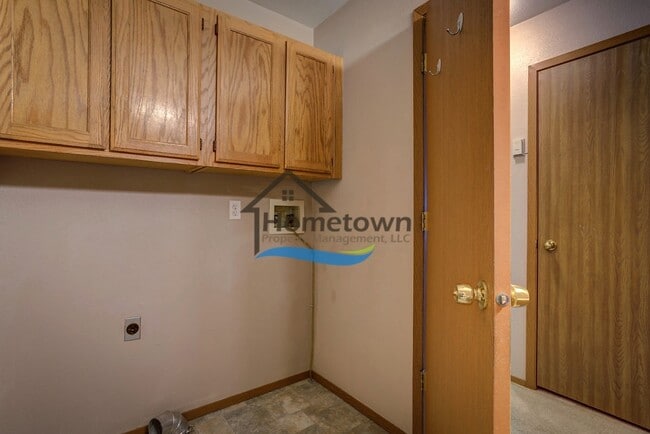 Building Photo - Very Nice 2 Bed Home with Fully Fenced Bac...
