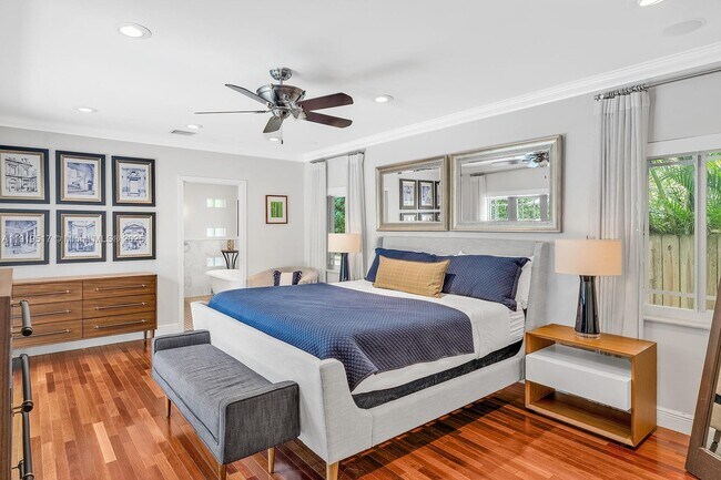 Building Photo - 5915 La Gorce Dr