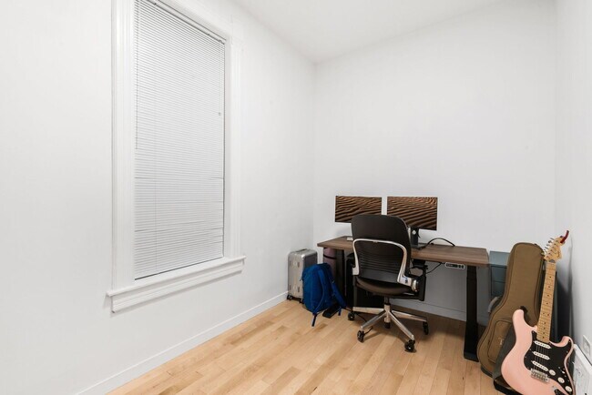 Building Photo - 512 W 37th St