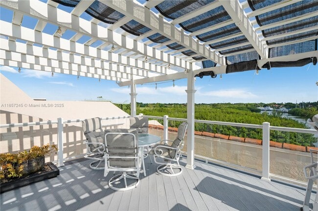 Building Photo - 6100 Paradise Point Dr