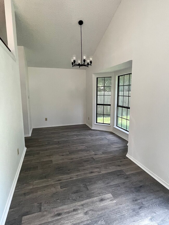 Building Photo - 3 BEDROOM 2 BATH 2 CAR GARAGE