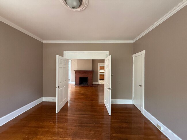 Building Photo - 870 Elm St