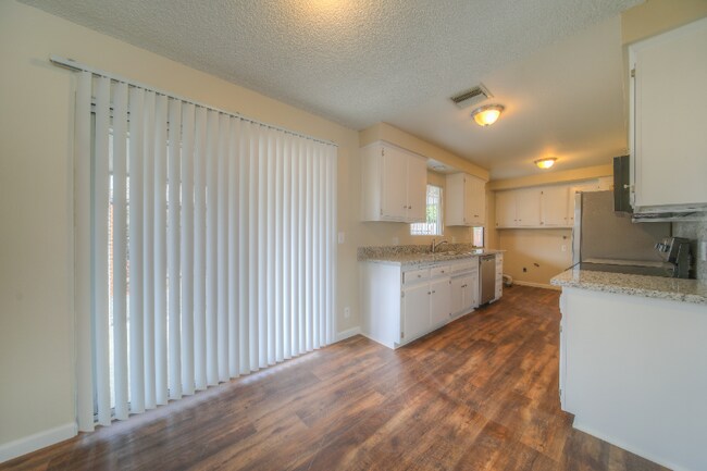Building Photo - 41084 Beachwood Ave