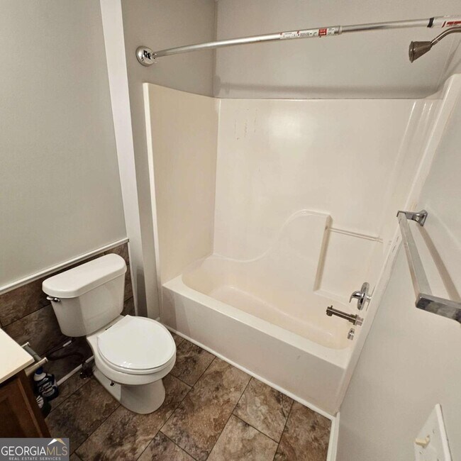 Building Photo - 6141 Long Shore Dr