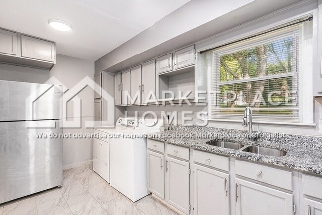 Building Photo - 3022 Menlo Park Dr