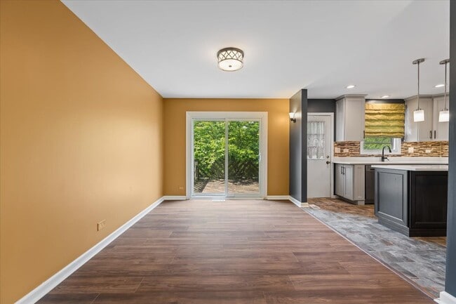 Building Photo - 371 Larchmont Ct