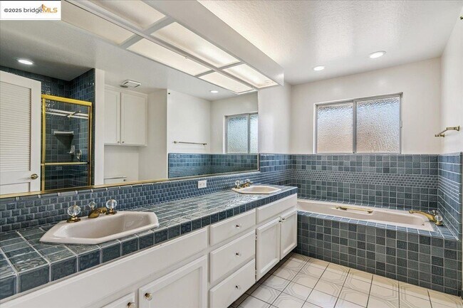 Building Photo - 5752 Drakes Dr