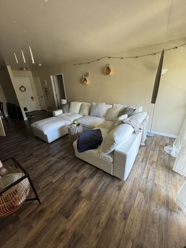 Building Photo - Beautifully updated and move-in ready condo!!