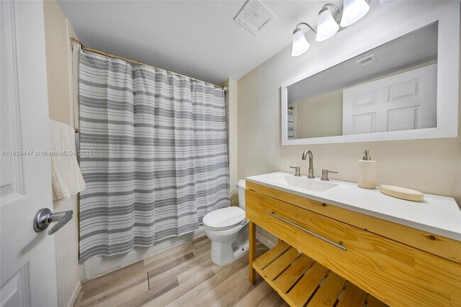Building Photo - 9999 Summerbreeze Dr