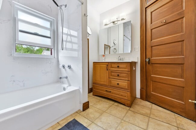 Building Photo - Charming Westside 4 Bedroom Home