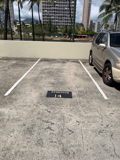 Building Photo - Waikiki Twin Towers - Great location in he...