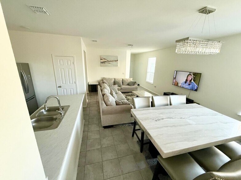 Building Photo - 7203 Summer Tanager Dr