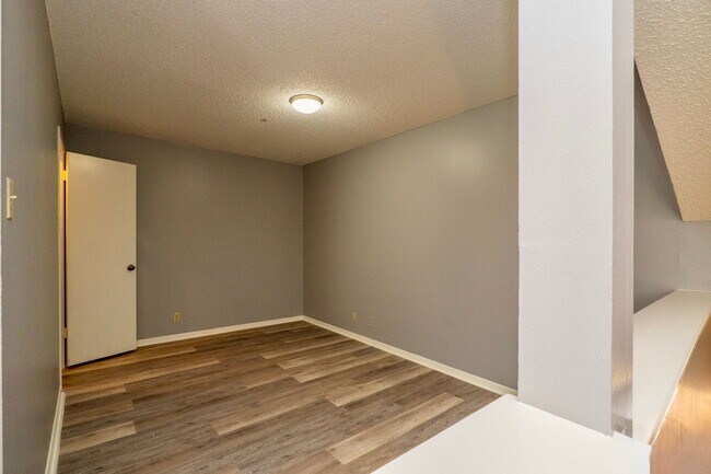 Building Photo - Fully Remodeled Townhome with Loft and Prime Location!