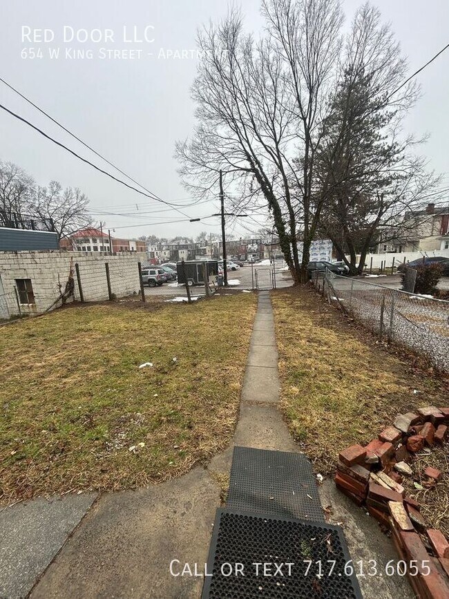 Building Photo - 654 W King St