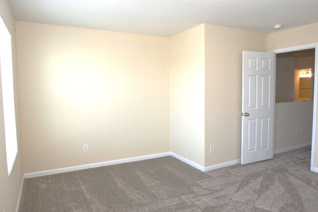 Building Photo - Move-In Special!