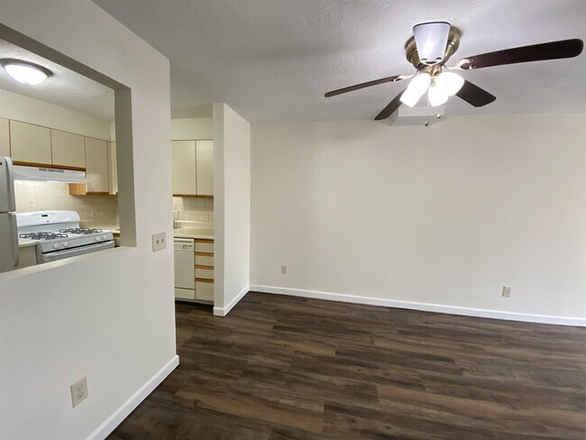 Building Photo - 385 Huse Rd